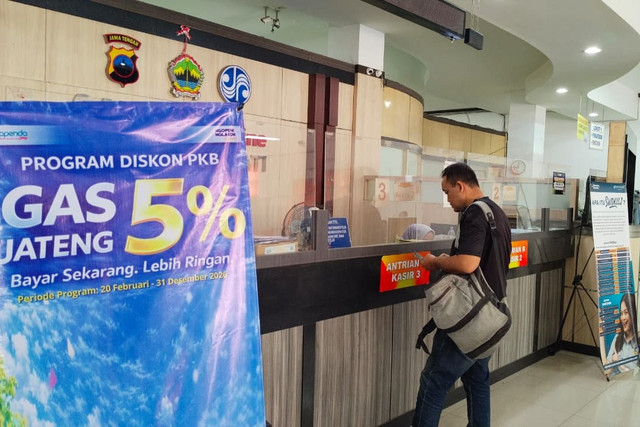 Wajib Pajak di Kabupaten Pati sedang membayar pajak kendaraan di loket Kantor UPPD Samsat Pati, Senin (23/2/2026). Foto: kumparan