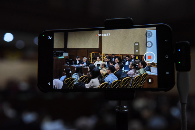 Sebuah gawai pengunjung merekam sidang lanjutan kasus dugaan korupsi pengadaan laptop Chromebook dalam program digitalisasi pendidikan di Kemendikbudristek dengan terdakwa Nadiem Makarim di Pengadilan Tipikor, Jakarta, Senin (23/2/2026). Foto: Indrianto Eko Suwarso/ANTARA FOTO