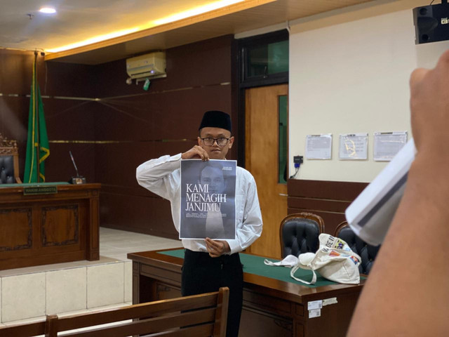 Mahasiswa UNY terdakwa kasus pembakaran tenda Polda DIY saat demo ricuh di Polda DIY pada Agustus 2025 silam. Foto: Pandangan Jogja/Resti Damayanti