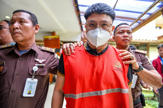 Tersangka dugaan kasus penghinaan terhadap Suku Sunda Muhammad Adimas Firdaus Putra Nasihan alias Resbob (tengah) memasuki ruang persidangan untuk menjalani sidang perdana di Pengadilan Negeri Bandung, Jawa Barat, Senin (23/2/2026). Foto: Raisan Al Farisi/ANTARA FOTO