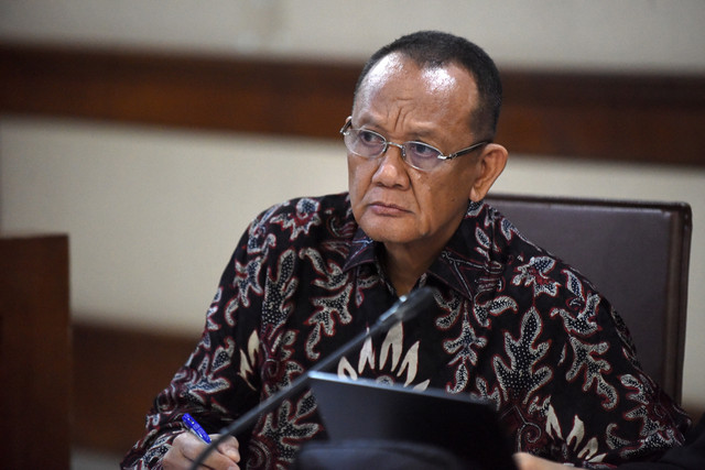 Terdakwa kasus dugaan tindak pidana pencucian uang (TPPU) Nurhadi mendengarkan keterangan saksi pada sidang lanjutan di Pengadilan Tipikor, Jakarta, Senin (23/2/2026). Foto: Indrianto Eko Suwarso/ANTARA FOTO