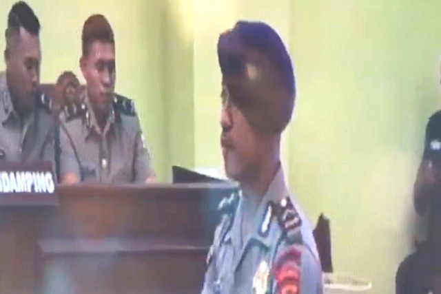 Tampang Bripda Masias Siahaya saat mengikuti sidang etik di Mapolda Maluku, Senin (23/2/2026). Foto: Dok. kumparan