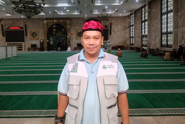 Effendi, salah satu marbot di Masjid Sunda Kelapa, Jakarta Pusat, Senin (23/2/2026). Foto: Iqbal Firdaus/kumparan