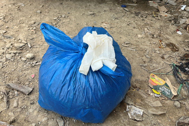Relawan Masjid Nurul Ashri Yogyakarta temukan bangkai anjing di depan posko di Sungai Liput, Kabupaten Aceh Tamiang, Senin (23/2/2026). Foto: Dok. Istimewa