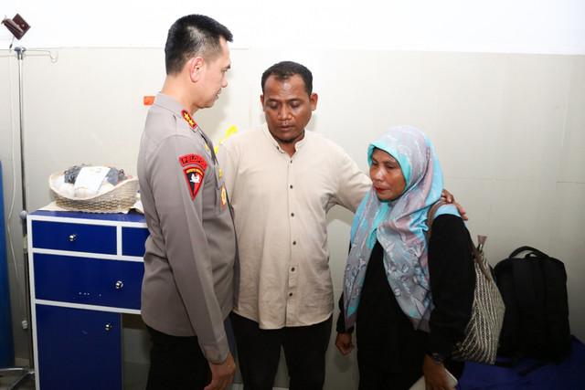 Kapolda Maluku Irjen Pol Dadang Hartanto menjenguk korban insiden kekerasan yang diduga melibatkan oknum anggota Brimob yang dirawat di Rumah Sakit Tingkat II Prof. dr. J. A. Latumeten, Ambon, Senin (23/2/2026). Foto: Dok. Istimewa
