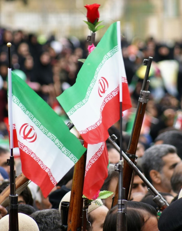 Bendera Iran. Foto: Seyed Gholamreza Nematpour/Unsplash