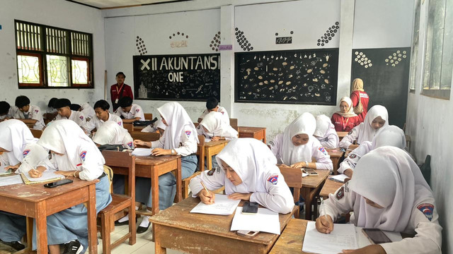 Mahasiswa KKN 32: Persiapan Dunia Kerja di SMK Islam Jipang