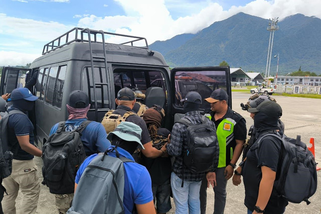 Pimpinan KKB Homi Heluka, Enage Hiluka, dan Kotor Payage alias Kotoran Giban dipindahkan dari Yahukimo. Foto: Dok. Istimewa
