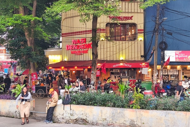 Suasana menjelang berbuka puasa di Blok M Square, Jakarta Selatan, Senin (23/2/2026). Foto: Jeni Ritanti/kumparan