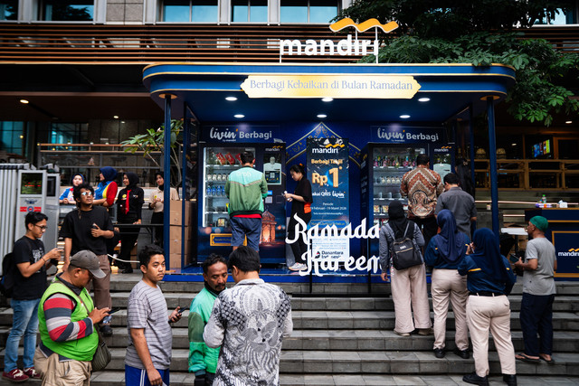 Bank Mandiri sediakan paket puasa Rp 1 di Gerai Takjil Menara Mandiri, Jalan Jenderal Sudirman, Jakarta. Foto: Dok. Bank Mandiri