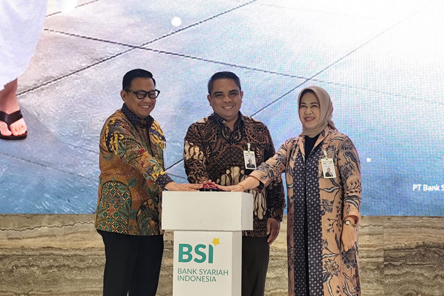 Direktur Ritel Banking Kemas Erwan Husainy, Direktur Sales and Distribution Anton Sukarna dan SEVP Funding and Transaction Ida Triana Widowati meluncurkan BSI Tabungan Umrah di BSI Tower, Jakarta Pusat, Senin (23/2/2026). Foto: Widya Islamiati/kumparan