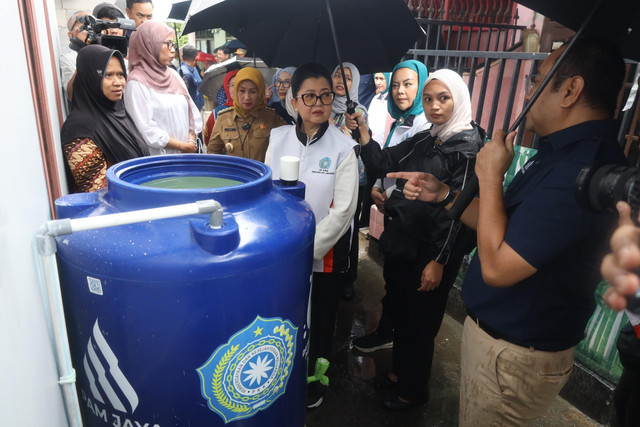Ketua TP PKK DKI Jakarta Ibu Hani Pramono Anung saat meninjau program pembagian toren air gratis bagi warga Jakarta. Foto: PAM JAYA