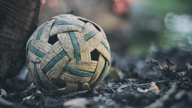 Permainan tradisional sepak raga dari Aceh menggunakan bola dari anyaman rotan. Sumber foto: pixabay.com