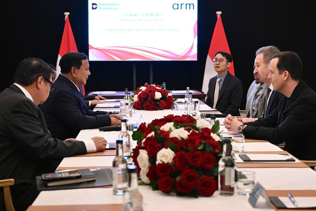 Presiden Republik Indonesia Prabowo Subianto menyaksikan penandatanganan perjanjian kerangka kerja antara Badan Pengelola Investasi Danantara Indonesia (BPI Danantara) dan Arm Limited di London, Inggris, Senin (23/2). Foto: Cahyo-Biro Pers Sekretariat Presiden