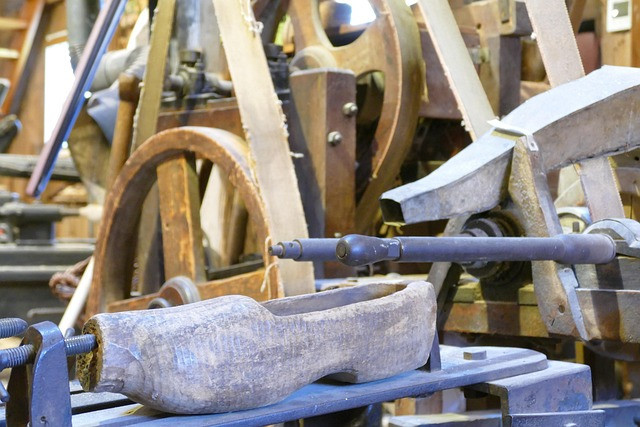 Terompah kayu, salah satu model sepatu tradisional. Sumber foto: pixabay.com