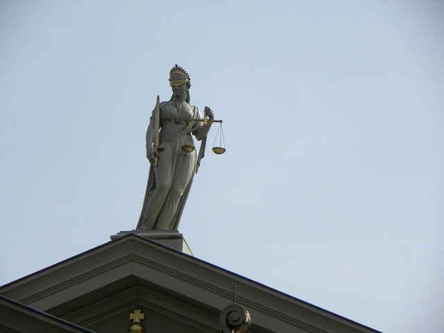 sumber : https://pixabay.com/id/photos/justitia-wanita-pengadilan-2673647/