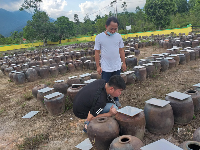 Peninggalan tempayan di Museum Linggam Cahaya di Kabupaten Lingga, Kepri. Tempayan digunakan dalam perkebunan gambir. Sejarah keberadaan Tionghoa di Kepri tidak terlepas dari perkebunan gambir. Sumber foto: dokumentasi penulis.