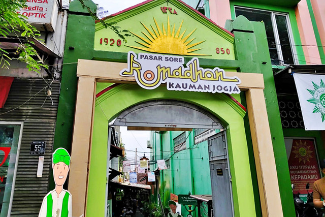 Suasana saat pengunjung memburu sejumlah kudapan di Pasar Sore Ramadan Kauman, Kampung Kauman, Jalan KH Ahmad Dahlan, Kota Yogyakarta. Foto: Arfiansyah Panji Purnandaru/kumparan