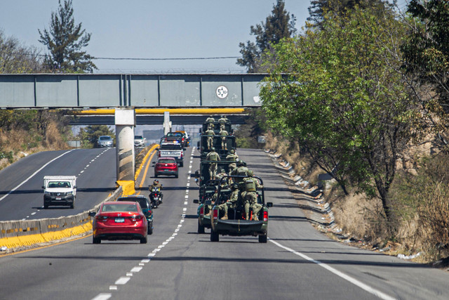 Anggota Angkatan Darat Meksiko berpatroli di Jalan Raya Morelia Patzcuaro untuk mencegah kebakaran kendaraan dan blokade jalan di negara bagian Michoacan, Meksiko, pada 23 Februari 2026. Foto: Enrique Castro / AFP