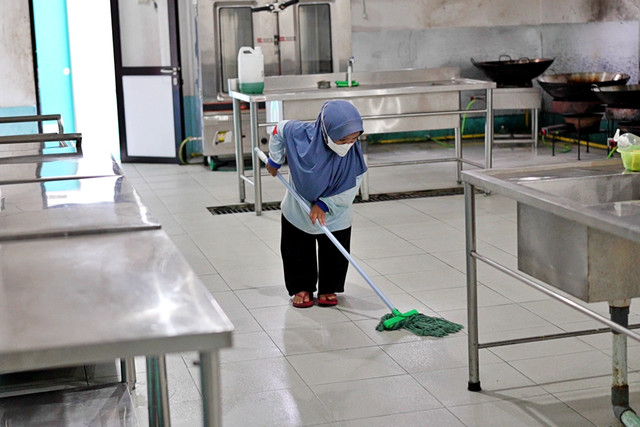 Latifah Kurniawati (26), petugas kebersihan yang menyandang disabilitas saat ditemui di rumahnya yang tak jauh dari SPPG Polokarto, Senin (23/2). Foto: Dok. Bakom RI