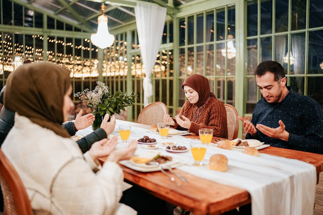 Ilustrasi buka puasa bersama. Foto: Unsplash