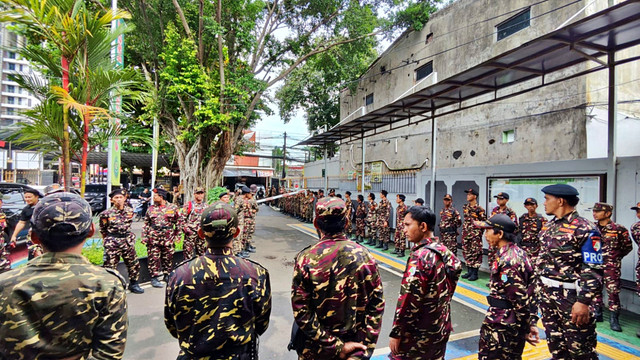 Sejumlah anggota Banser berbaris di halaman Pengadilan Negeri Jakarta Selatan jelang sidang praperadilan eks Menag Yaqut Cholil Qoumas, Selasa (24/2). Foto: Jonathan Devin/kumparan
