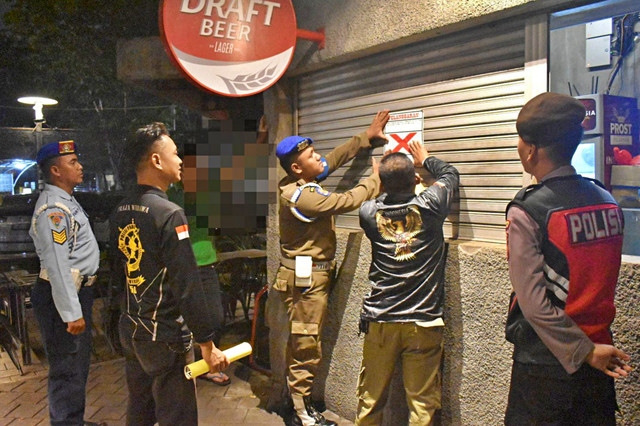 Petugas Satpol PP Surabaya menindak dua restoran yang menjual minuman beralkohol karena melanggar Surat Edaran (SE) Wali Kota selama bulan Ramadan. Foto: Dok. Satpol PP Surabaya