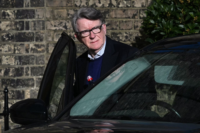 Mantan duta besar Inggris untuk Amerika Serikat, Peter Mandelson, masuk ke dalam mobil di luar kediamannya di pusat kota London pada 14 Februari 2026. Foto: Justin Tallis / AFP