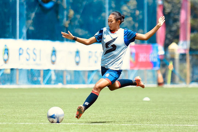 Sabrina Mutiara saat berlatih dengan Arema FC Women. Foto: @sabrinasm5/Instagram