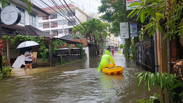 Suasana banjir di kawasan vila di Kelurahan Sanur, Kota Denpasar, Bali, Selasa (24/2/2026). Foto: Denita BR Matondang/kumparan