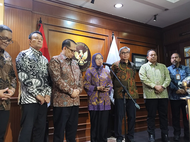 Menpan RB Rini Widyantini bersama Ketua KPK Setyo Budiyanto, Wakil Ketua KPK Agus Joko Pramono memberikan keterangan pers mengenai rapat semester II 2026 Strategi Nasional Pencegahan Korupsi di Kantor Kementerian PAN RB, Jakarta pada Selasa (24/2). Foto: Luthfi Humam/kumparan