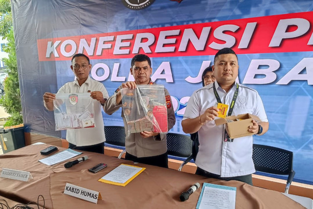 Penunjukkan barang bukti Tindak Pidana Perjudian Online dalam Konferensi Pers Tindak Pidana Perjudian Online di Polda Jabar, Selasa (24/2). Foto: Abisatya/kumparan