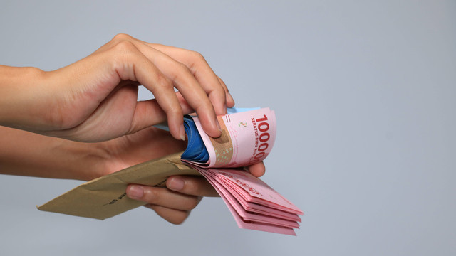 Ilustrasi gaji ke-14 atau THR. Foto: Shutterstock