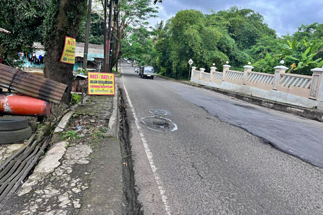Jalan berlubang di Gardu Tanjak, Kecamatan Pandeglang, Kabupaten Pandeglang, lokasi tukang ojek Al Amin jatuh. Foto: Dok. kumparan