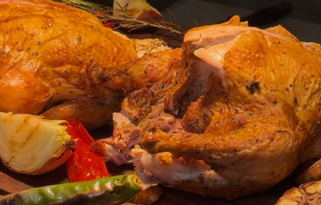 Menu olahan daging Ayam di Novotel Suites Yogyakarta. Foto: Danang BK