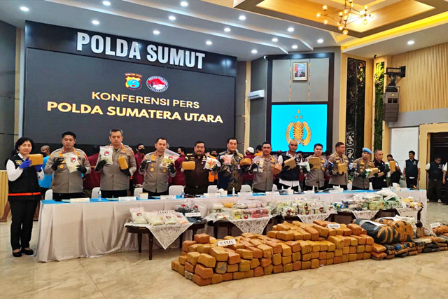 Polda Sumatera Utara gelar konferensi pers pengungkapan dan pemusnahan narkoba, Selasa (24/2). Foto: Amar Marpaung/kumparan