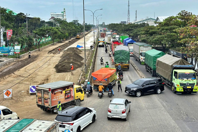 Antrian kendaran mengular Jalur Pantura Semarang - Demak di depan kampus Universitas Islam Sultan Agung (Unissula) Semarang imbas peninggian jalur. Foto: Intan Alliva/kumparan