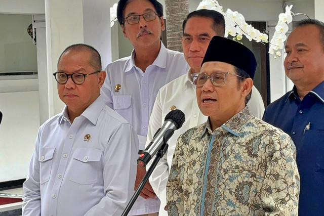 Menko PM, Muhaimin Iskandar (kedua kanan) dan Menteri P2MI, Mukhtarudin (kiri) usai rapat di Kantor Kemenko PM, Jakarta Pusat pada Selasa (24/2). Foto: Abid Raihan/kumparan