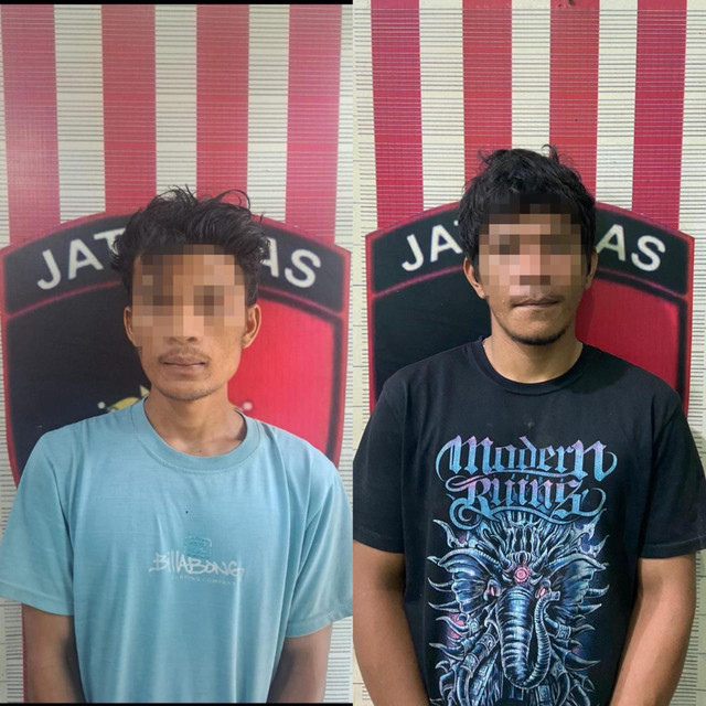 Dua tersangka berinisial JG (27) dan WS (24)  diamankan oleh pihak kepolisian karena mencuri barang berharga milik korban bencana di Tapteng, Selasa (24/2/2026). Foto: Dok. Humas Polres Tapteng