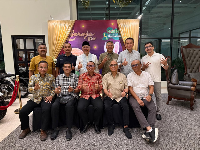 Kepala DPMPTSP DIY, Ghofar Ismail (tengah batik merah) berfoto bersama dengan jajaran pengurus KADIN DIY. Foto: ESP