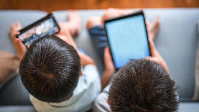 Ilustrasi anak main gadget/ Foto: iStock