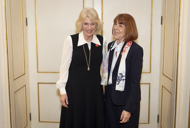 Ratu Camilia bertemu dengan Gisele Pelicot saat audiensi di Clarence House, London, Inggris, Senin (23/2/2026). Foto: Aaron Chown / POOL /AFP