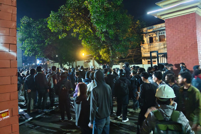 Sejumlah massa mendatangi Polda DIY, Selasa (24/2/2026). Foto: Arfiansyah Panji Purnandaru/kumparan