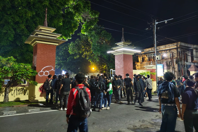 Sejumlah massa mendatangi Polda DIY, Selasa (24/2/2026). Foto: Arfiansyah Panji Purnandaru/kumparan