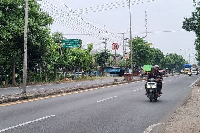 Kondisi lalu lintas dan jalan di Jalan Krian-Taman, Kabupaten Sidoarjo, Selasa (24/2/2026). Foto: Farusma Okta Verdian/kumparan