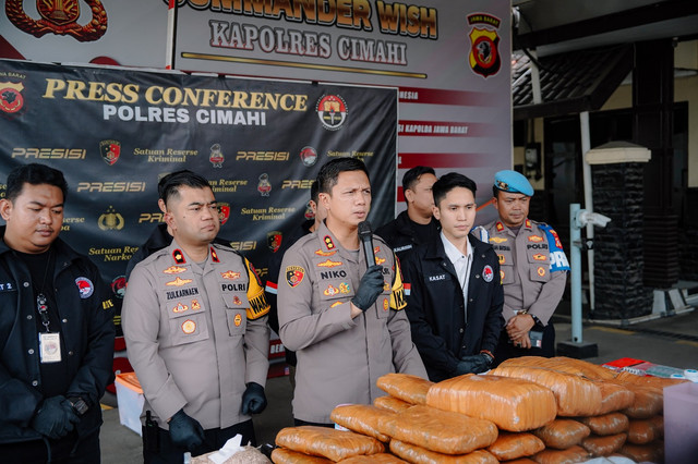 Kapolres Cimahi AKBP Niko N Adi Putra menunjukkan barang bukti yang diamankan dalam pengungkapan kasus tindak pidana peredaran narkoba dalam Konferensi Pers di Polres Cimahi, Selasa (24/2/2026). Foto: Polres Cimahi