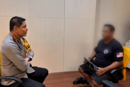 Kapolres Jakarta Timur Kombes Pol Alfian Nurrizal saat memeriksa pelaku pemukulan petugas SPBU. Foto: Polres Jakarta Timur