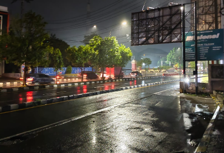 Kondisi arus lalu lintas Ring Road Utara DIY usai massa aksi depan Polda DIY membubarkan diri, Selasa (24/2). Arfiansyah Panji/kumparan