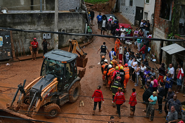 Hujan lebat di bagian tenggara Brasil menyebakan banjir hingga tanah longsor. Bencana ini telah menyebabkan sedikitnya 20 orang tewas dan puluhan lainnya hilang pada Selasa (24/2). Foto: Pablo Porciuncula/AFP