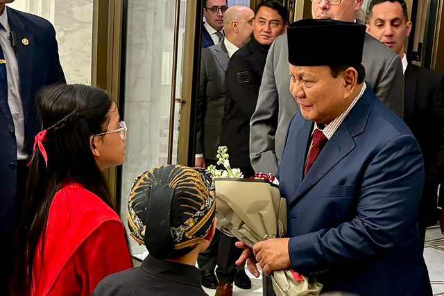 Presiden Prabowo Subianto (kanan) berbincang dengan warga negara Indonesia yang menyambut kedatangannya di Amman, Yordania, Selasa (24/2/2026). Foto: Genta Tenri Mawangi/ANTARA